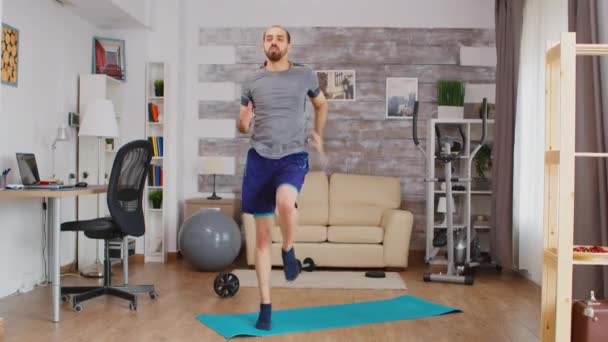 Cardio-Training auf Yogamatte — Stockvideo