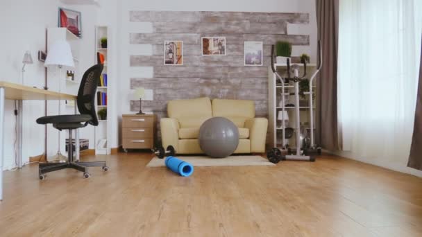Пустой зал с принадлежностями для фитнеса — стоковое видео
