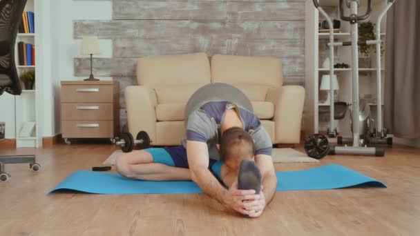 Flexibiliteit thuis oefening — Stockvideo