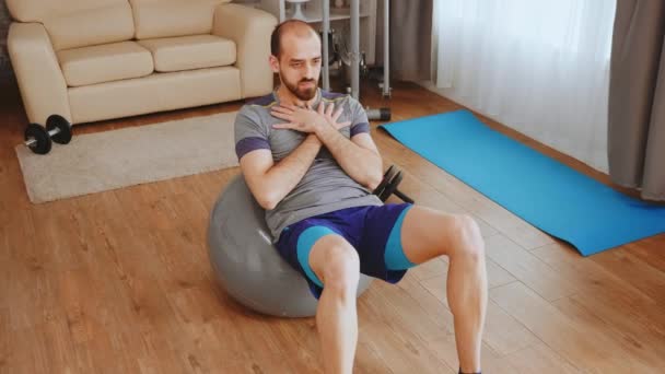 Abs training op fitness bal — Stockvideo