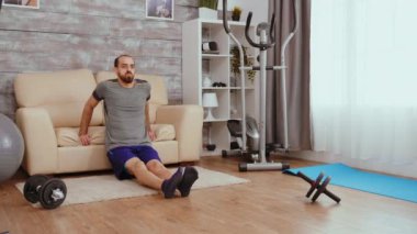 Kol kasları evde çalışıyor.