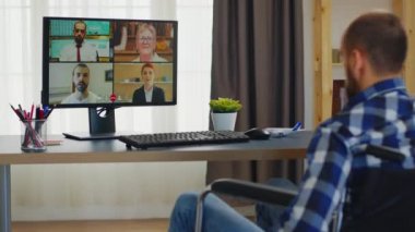 Videodaki insanları selamla