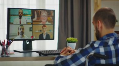 Video görüşmesi sırasında merhaba demek.