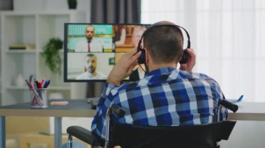Video görüşmesinde kulaklık kullanmak