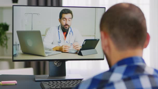 Пациент на видеосвязи с доктором — стоковое видео