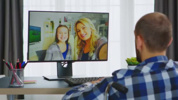 Videoconferentie met familie — Stockvideo