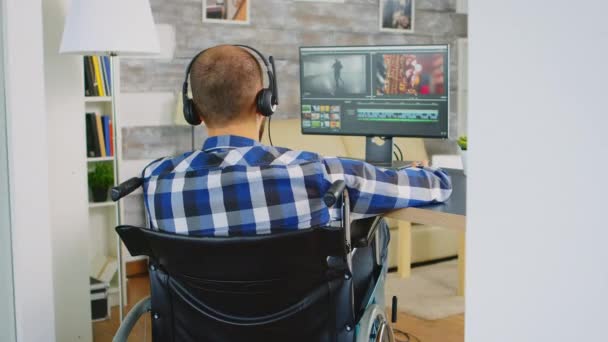 Επεξεργαστής βίντεο σε αναπηρικό καροτσάκι — Αρχείο Βίντεο