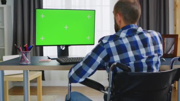 Zielona makieta przed osobą niepełnosprawną — Wideo stockowe