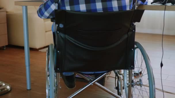 Instructies voor arts voor gehandicapte man — Stockvideo