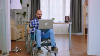 Uzaktan çalışan engelli bir serbest yazar.