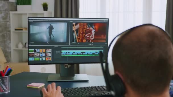 Colorist in rolstoel — Stockvideo