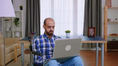 Tekerlekli sandalyedeki şirket.