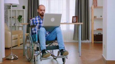 Tekerlekli sandalye yöneticisi.