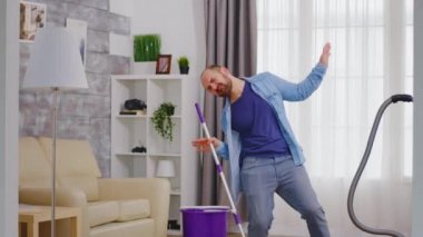 Dans eden ve temizlik yapan adam