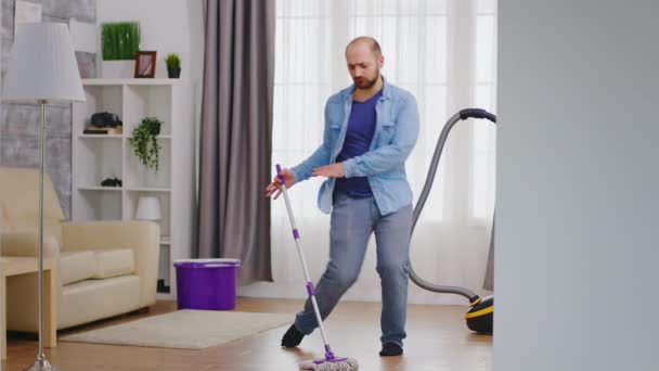 Divertente uomo pulizia appartamento — Video Stock