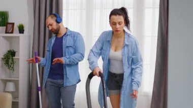 Evi mutlulukla temizliyorum.