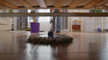 Bir paspasla yıkanıyor.