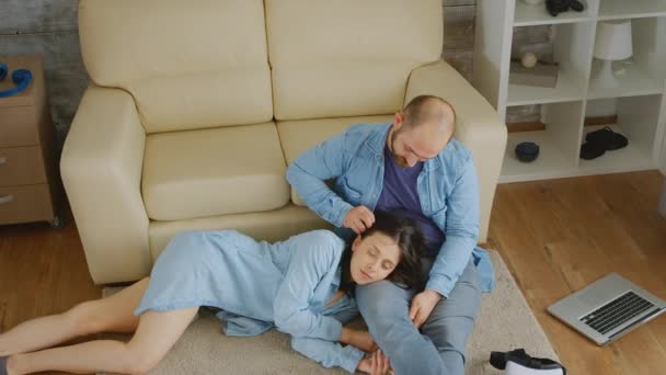 Par i kärlek koppla av på mattan — Stockvideo