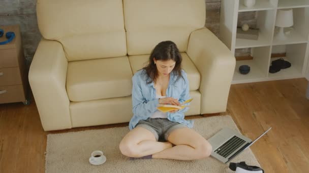 Femme lisant un livre — Video