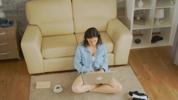 Typing an email sitting on the floor — Stock Video
