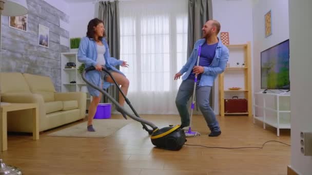 Casal energético dançando enquanto limpa — Vídeo de Stock
