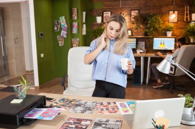 Modern ofisinde kadın tasarımcı.