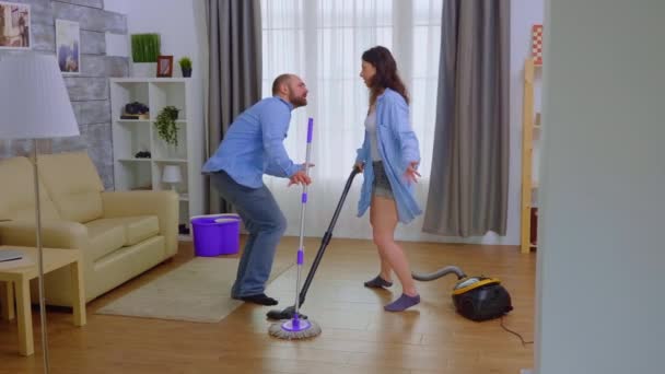 Pazzo divertente coppia pulizia la casa — Video Stock