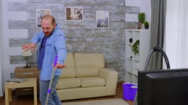 Odayı temizlerken eğlenin.