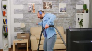 Temizlik yaparken müzik dinlemek