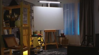 Tahta sehpada boş tuval