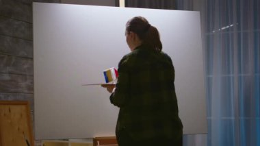 Boya fırçası kullanan kadın