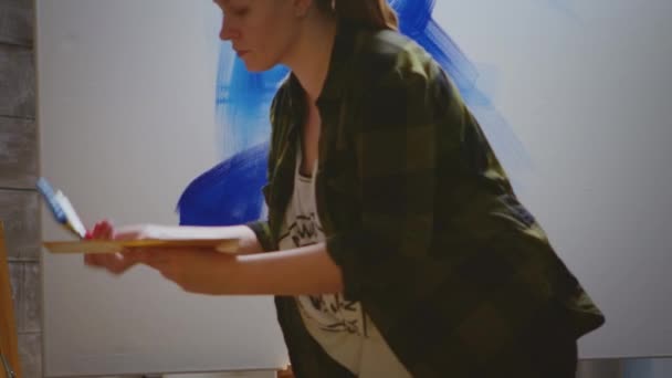 Натхненна жінка живописець — стокове відео