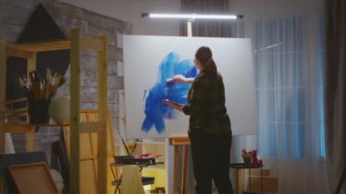 Stüdyoda başarılı bir ressam
