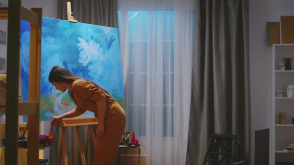 Zainspirowany młody malarz — Wideo stockowe