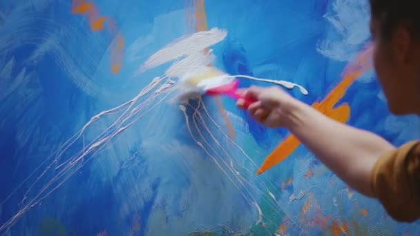 Artiste féminine faisant de l'art émotionnel — Video