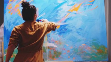 Yenilikçi kadın ressam