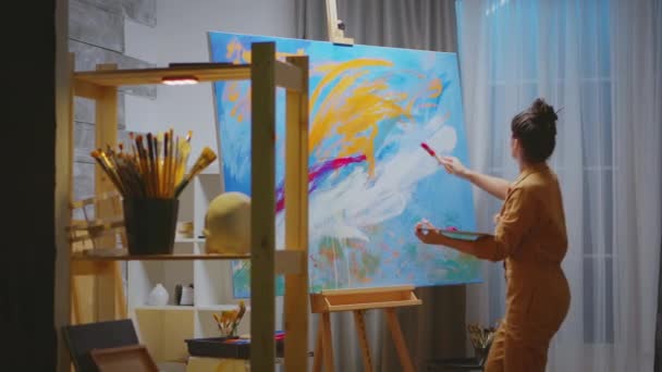 Het creëren van hedendaagse schilderkunst — Stockvideo