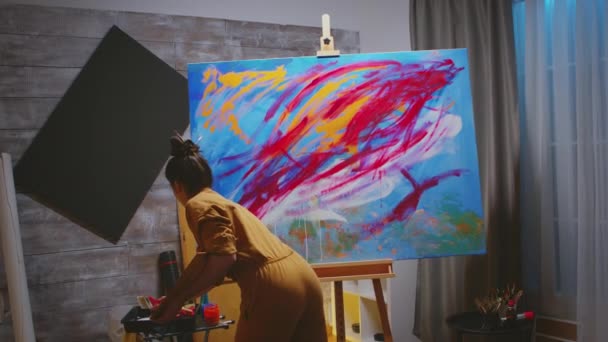 Художница, работающая над живописью — стоковое видео