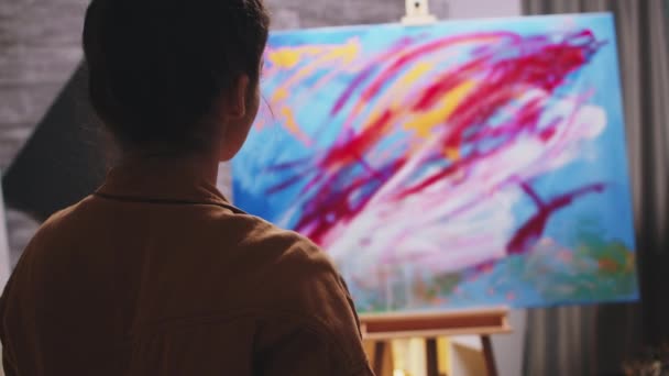 Творчий сучасний живописець — стокове відео