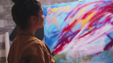 Yaratıcı düşünceli ressam