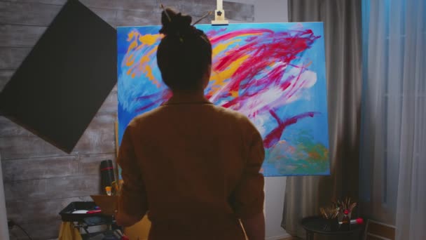 Proses melukis di bengkel seni — Stok Video