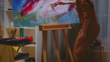 Modern görüşlü bir ressam.