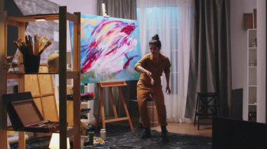 Sanat stüdyosunda fütürist nefes nefese