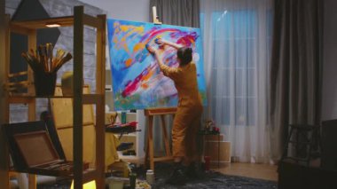 Parmaklarını kullanan ressam
