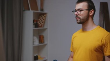 Sanat stüdyosunda genç bir ressam.