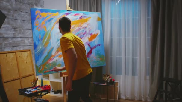 Inspirujący człowiek podczas malowania — Wideo stockowe
