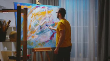 Sanat stüdyosundaki soyut ressam.