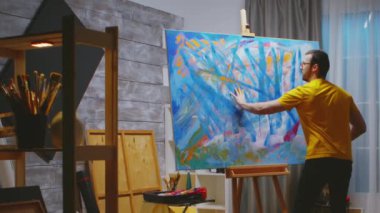 Parmakları olan sanat eserleri