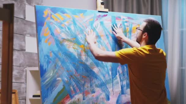 Pintura a mano en estudio de arte — Vídeos de Stock