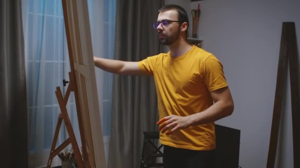 Cara trabalhando na pintura — Vídeo de Stock